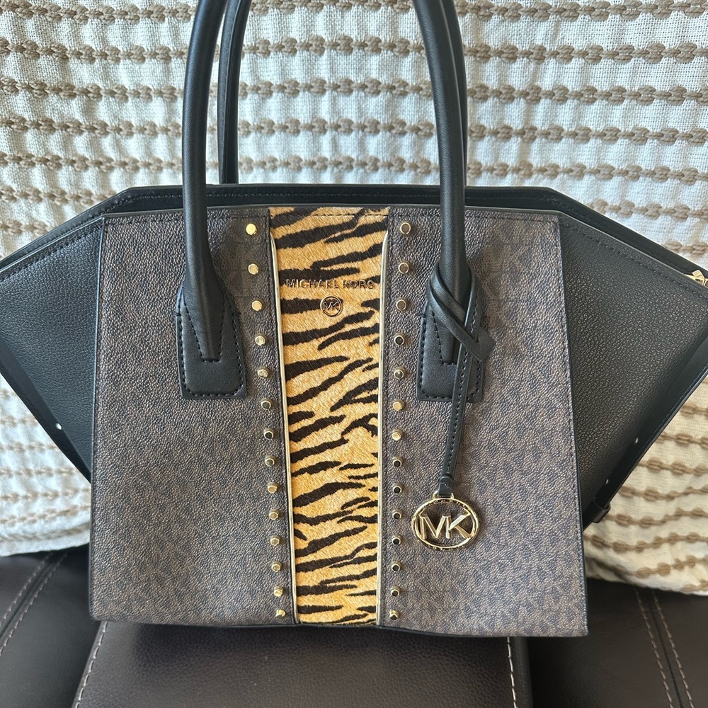 Beautiful Michael Kors Bag. Still has the tags attached.